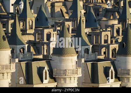 BOLU, TURKIYE - 18 JUILLET 2024 : Burj Al Babas a abandonné des villas dans la ville de Mudurnu Banque D'Images