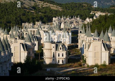 BOLU, TURKIYE - 18 JUILLET 2024 : Burj Al Babas a abandonné des villas dans la ville de Mudurnu Banque D'Images