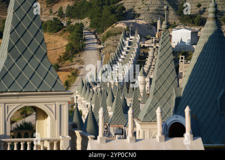 BOLU, TURKIYE - 18 JUILLET 2024 : Burj Al Babas a abandonné des villas dans la ville de Mudurnu Banque D'Images