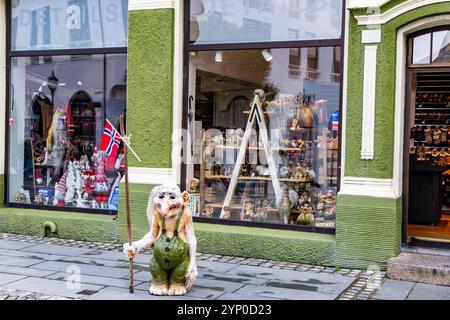 Troll norvégien arborant le drapeau national de la Norvège devant un magasin de détail à Kongens Gate, Ålesund, Møre og Romsdal, Norvège. Les trolls sont des êtres du folklore Banque D'Images