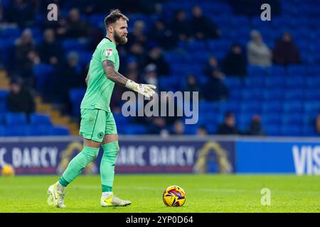 Cardiff, Royaume-Uni. 27 novembre 2024. Le gardien de but de Cardiff City Jak Alnwick en action. EFL Skybet championnat match, Cardiff City contre Queens Park Rangers au Cardiff City Stadium à Cardiff, pays de Galles, mercredi 27 novembre 2024. Cette image ne peut être utilisée qu'à des fins éditoriales. Usage éditorial exclusif, photo de Lewis Mitchell/Andrew Orchard photographie sportive/Alamy Live News crédit : Andrew Orchard photographie sportive/Alamy Live News Banque D'Images