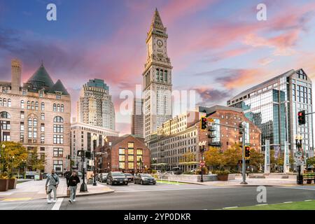 Skyline de Custom House Clock Tower dans le centre-ville de Boston à Sunset Boston, Massachusetts, États-Unis Banque D'Images