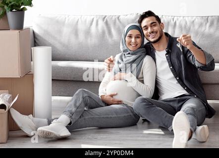 J'adore m'attendre à ce que la famille montre la clé du nouvel appartement Banque D'Images