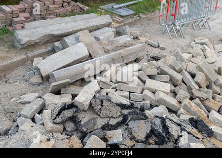 Tas de débris de déchets de construction provenant de routes asphaltées et de trottoirs démantelés, travaux de réparation de rues dans une ville européenne. Banque D'Images