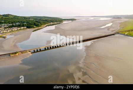 Viaduc ferroviaire Arnside traversant l'estuaire de la rivière Kent au village d'Arnside. Cumbria, Angleterre. Vue SW vers Morecambe Bay. Construit en 1857. Reconstruit en 1915 Banque D'Images