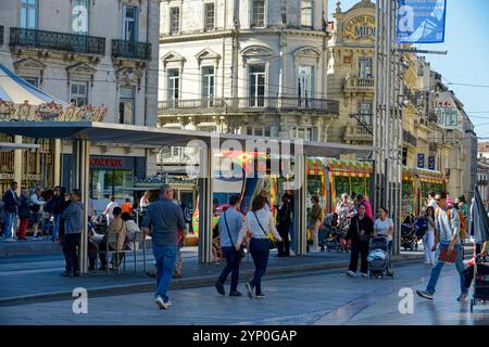 Les gens sur la place de la Comédie lors d'un après-midi chargé dans la ville de Montpellier, France Banque D'Images