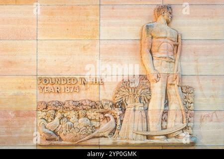 Bas relief d'un agriculteur sur la façade de la Farmers and Mechanics Savings Bank (1942), maintenant l'hôtel Westin, dans le centre-ville de Minneapolis, Minnesota, États-Unis. Banque D'Images
