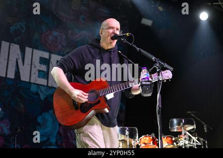 Manchester, Angleterre, 27 novembre 2024. Devin Townsend joue une performance acoustique à la Manchester Academy en soutien à Myles Kennedy. Crédit : Izzy Clayton/Alamy Live News Banque D'Images