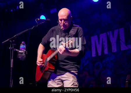 Manchester, Angleterre, 27 novembre 2024. Devin Townsend joue une performance acoustique à la Manchester Academy en soutien à Myles Kennedy. Crédit : Izzy Clayton/Alamy Live News Banque D'Images