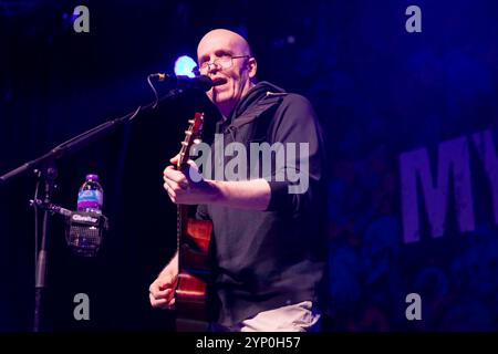 Manchester, Angleterre, 27 novembre 2024. Devin Townsend joue une performance acoustique à la Manchester Academy en soutien à Myles Kennedy. Crédit : Izzy Clayton/Alamy Live News Banque D'Images