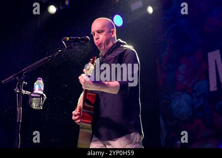 Manchester, Angleterre, 27 novembre 2024. Devin Townsend joue une performance acoustique à la Manchester Academy en soutien à Myles Kennedy. Crédit : Izzy Clayton/Alamy Live News Banque D'Images