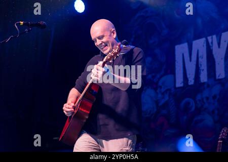 Manchester, Angleterre, 27 novembre 2024. Devin Townsend joue une performance acoustique à la Manchester Academy en soutien à Myles Kennedy. Crédit : Izzy Clayton/Alamy Live News Banque D'Images