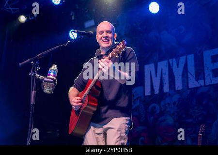 Manchester, Angleterre, 27 novembre 2024. Devin Townsend joue une performance acoustique à la Manchester Academy en soutien à Myles Kennedy. Crédit : Izzy Clayton/Alamy Live News Banque D'Images