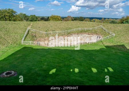 CASTLE RISING, ROYAUME-UNI - 10 OCTOBRE 2014 : vue sur les environs et les travaux de terrassement du château Castle Rising, une fortification médiévale en ruine Banque D'Images