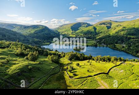 Lac et vallée de Grasmere, parc national de Lake District, Angleterre. Au nord depuis Above High Close vers Helm Crag, Dunmail Raise, Seat Sandal et Fairfield Banque D'Images