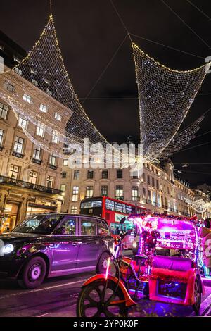 Londres, Royaume-Uni. 27 novembre 2024. L'affichage « Spirit of Christmas Lights » de Regent Street comprend plus de 300 000 lumières LED basse consommation, dont 16 « spiritueux » à grande échelle avec une portée d'aile de 17 mètres. Crédit : Imageplotter/Alamy Live News Banque D'Images