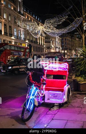 Londres, Royaume-Uni. 27 novembre 2024. L'affichage « Spirit of Christmas Lights » de Regent Street comprend plus de 300 000 lumières LED basse consommation, dont 16 « spiritueux » à grande échelle avec une portée d'aile de 17 mètres. Crédit : Imageplotter/Alamy Live News Banque D'Images