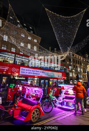 Londres, Royaume-Uni. 27 novembre 2024. L'affichage « Spirit of Christmas Lights » de Regent Street comprend plus de 300 000 lumières LED basse consommation, dont 16 « spiritueux » à grande échelle avec une portée d'aile de 17 mètres. Crédit : Imageplotter/Alamy Live News Banque D'Images