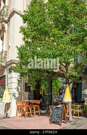 Petits cafés et maisons sur la place Saint Roch à Montpellier, France Banque D'Images