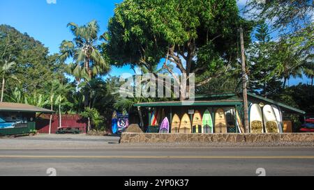 Haleiwa, Oahu, Hawaii, États-Unis - 19 février 2022 : vue panoramique de la ville de Haleiwa sur la rive nord d'Oahu pendant le coucher du soleil Banque D'Images