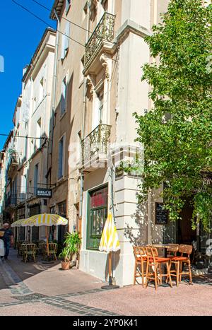 Petits cafés et maisons sur la place Saint Roch à Montpellier, France Banque D'Images