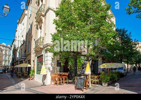 Petits cafés et maisons sur la place Saint Roch à Montpellier, France Banque D'Images