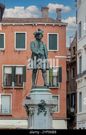 Venise, Italie - 09 octobre 2024 : Statue de Carlo Goldoni dramaturge italien et librettiste de la République de Venise à l'extérieur sur une place de la ville Banque D'Images