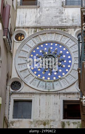 Venise, Italie - 09 octobre 2024 : le dos de la Tour de l'horloge de la marque vu de la rue Mercerise à Venise Banque D'Images