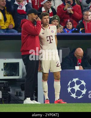 Entraîneur Vincent Kompany (FCB), chef d'équipe, coach, entraîneur, Thomas MUELLER, Müller, FCB 25 dans la Ligue phase MD5 match FC BAYERN MUENCHEN - PARIS SG 1-0 de football UEFA Champions League dans la saison 2024/2025 à Munich, 26 novembre 2024 , FCB, 5. Spieltag, München photographe : Peter Schatz Banque D'Images