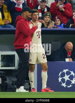 Entraîneur Vincent Kompany (FCB), chef d'équipe, coach, entraîneur, Thomas MUELLER, Müller, FCB 25 dans la Ligue phase MD5 match FC BAYERN MUENCHEN - PARIS SG 1-0 de football UEFA Champions League dans la saison 2024/2025 à Munich, 26 novembre 2024 , FCB, 5. Spieltag, München photographe : Peter Schatz Banque D'Images