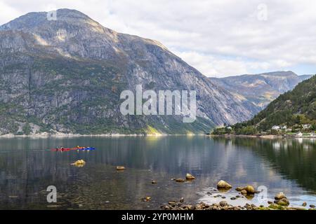 Eidfjord Norvège, groupe de tours en kayaks paddle sur le fjord, Eidfjord est une branche intérieure de Hardangerfjorden, Norvège, Europe, 2024 Banque D'Images