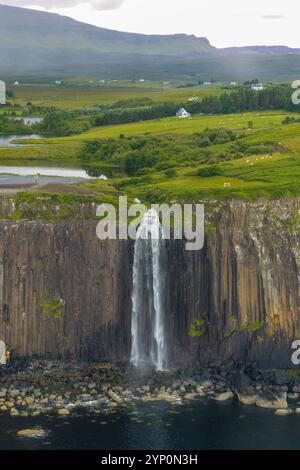 Vue aérienne de la côte spectaculaire sur la falaise par Oban avec la célèbre cascade de Kilt Rock - Isle of Skye - Ecosse. Banque D'Images