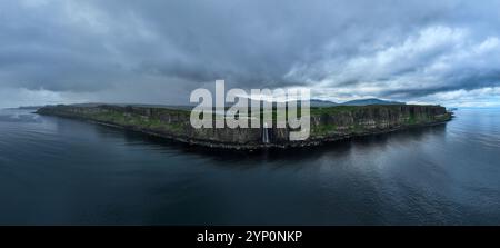 Vue aérienne de la côte spectaculaire sur la falaise par Oban avec la célèbre cascade de Kilt Rock - Isle of Skye - Ecosse. Banque D'Images