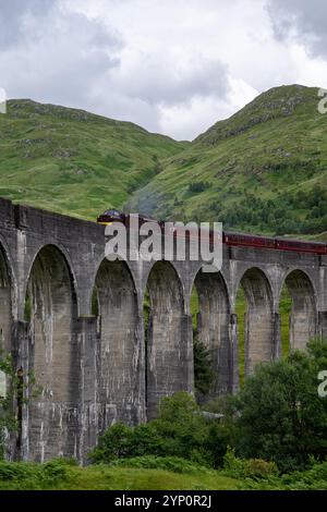 Le viaduc de Glenfinnan est un viaduc ferroviaire de la West Highland Line à Glenfinnan, dans le comté d'Inverness, en Écosse, construit de 1897 à 1901. Banque D'Images