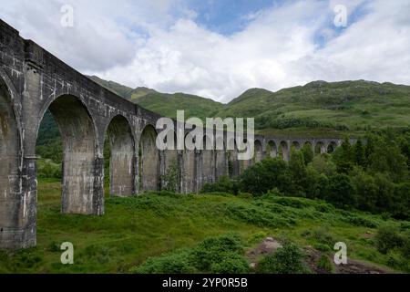 Le viaduc de Glenfinnan est un viaduc ferroviaire de la West Highland Line à Glenfinnan, dans le comté d'Inverness, en Écosse, construit de 1897 à 1901. Banque D'Images