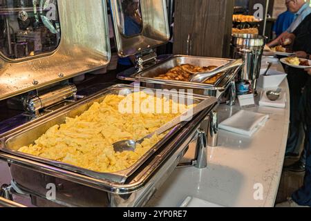 Aggs brouillés dans le buffet du petit déjeuner de l'hôtel, Pennsylvanie, États-Unis Banque D'Images