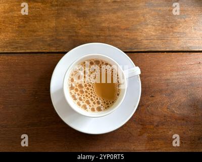 Vue de dessus d'une tasse de thé au lait ou teh tarik sur une table en bois Banque D'Images