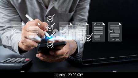 Concept de surveillance et d'évaluation des performances de l'entreprise, prendre une évaluation, homme d'affaires utilisant un ordinateur portable et tablette checklist en ligne, remplir Banque D'Images