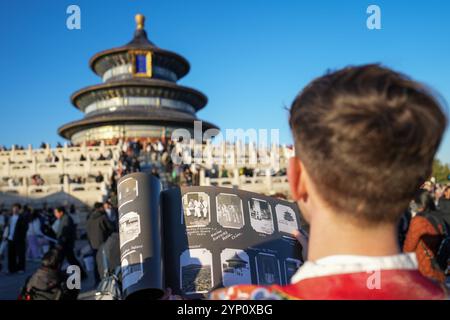 Pékin, Chine. 21 novembre 2024. Evan Kail détient un exemplaire de son album photo donné alors qu'il visite le parc Tiantan (Temple du ciel) à Pékin, capitale de la Chine, le 21 novembre 2024. L'album original datant de la seconde Guerre mondiale (seconde Guerre mondiale) présente des photos de la Chine à cette époque, y compris celles qui documentent les atrocités commises par les envahisseurs japonais en Chine à l'époque. Il a été donné à la Chine par Kail, un directeur de prêteur sur gage, en 2022. Deux ans après avoir fait ce don, Kail a décidé de se lancer dans une visite d’un mois en Chine. Crédit : Ju Huanzong/Xinhua/Alamy Live News Banque D'Images