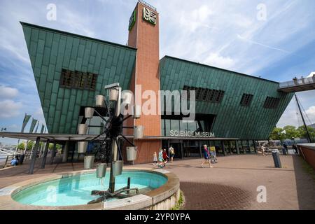 09.08.2024, pays-Bas, Hollande du Nord, Amsterdam - Musée des sciences NEMO sur l'ancien estuaire de l'IJ dans le centre-ville. 00A230619D748CAROEX.JPG [MODÈLE RÉF Banque D'Images