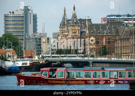 09.08.2024, pays-Bas, Hollande du Nord, Amsterdam - vue à travers l'ancien estuaire IJ à Centraal Station, avec un bateau d'excursion en face. 00A230619D760CAR Banque D'Images