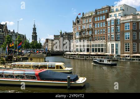 09.08.2024, pays-Bas, Hollande du Nord, Amsterdam - bateaux d'excursion et hôtel de luxe de L'Europe sur les rives de l'Amstel canalisé dans le canal dis Banque D'Images