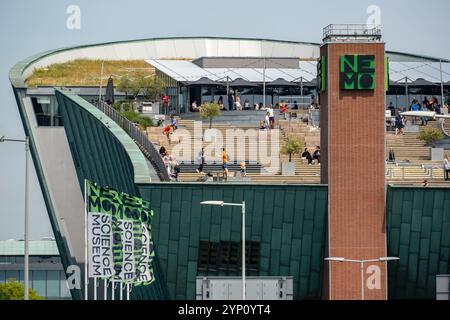 09.08.2024, pays-Bas, Hollande du Nord, Amsterdam - Musée des sciences NEMO sur l'ancien estuaire de l'IJ dans le centre-ville. 00A230619D801CAROEX.JPG [MODÈLE RÉF Banque D'Images