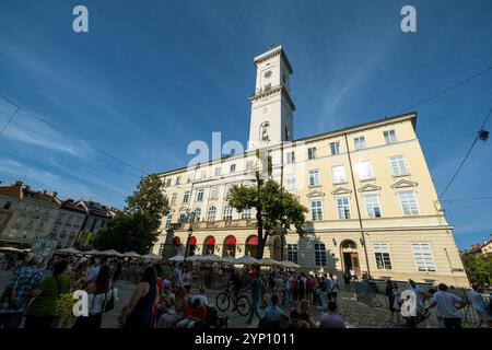 24.08.2024, Ukraine, oblast de Lviv, Lviv - la mairie classiciste sur la place du marché (Rynok en ukrainien, vieille ville depuis 1998 sur l'UNESCO World He Banque D'Images