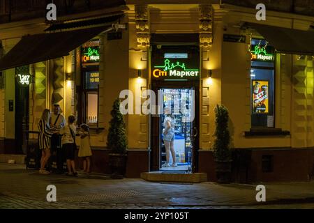 27.08.2024, Ukraine, oblast de Lviv, Lviv - Mini marché dans le vieux centre-ville. 00A240827D138CAROEX.JPG [AUTORISATION DU MODÈLE : NON, AUTORISATION DU PROPRIÉTAIRE : NON (C) CARO Banque D'Images