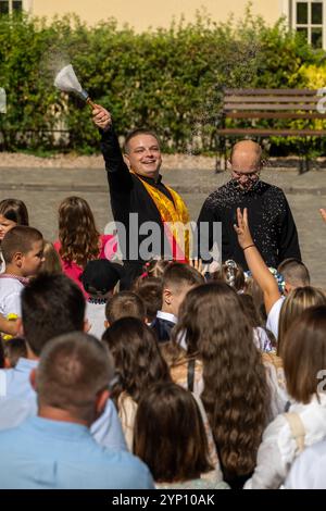 31.08.2024, Ukraine, Transcarpathie, Uschhorod - les fidèles de la Cathédrale catholique grecque de la Sainte Croix sont bénis avec de l'eau par le prêtre. 0 Banque D'Images