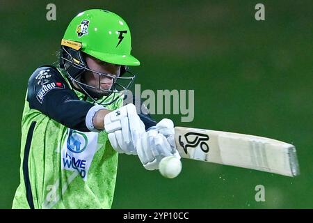 Sydney, Australie. 27 novembre 2024. Phoebe Litchfield du Sydney Thunder vu en action lors du match de Big Bash League féminin 'The Knockout' entre Sydney Thunder et Hobart Hurricanes à Drummoyne Oval. Le Thunder de Sydney remporte le match de Big Bash League 'The Knockout' contre Hobart Hurricanes par 6 guichets (avec 6 balles restantes). Hobart Hurricanes : 126/6 (20 overs), Sydney Thunder : 129/4 (19 overs). Crédit : SOPA images Limited/Alamy Live News Banque D'Images