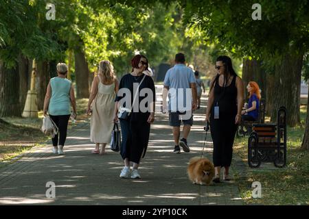 31.08.2024, Ukraine, Transcarpathie, Uschhorod - habitants sur la promenade le long de la rivière USH dans la ville dans le triangle frontalier de la Hongrie, Slovaquie a Banque D'Images
