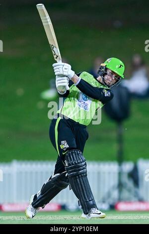 Sydney, Australie. 27 novembre 2024. Phoebe Litchfield du Sydney Thunder vu en action lors du match de Big Bash League féminin 'The Knockout' entre Sydney Thunder et Hobart Hurricanes à Drummoyne Oval. Le Thunder de Sydney remporte le match de Big Bash League 'The Knockout' contre Hobart Hurricanes par 6 guichets (avec 6 balles restantes). Hobart Hurricanes : 126/6 (20 overs), Sydney Thunder : 129/4 (19 overs). Crédit : SOPA images Limited/Alamy Live News Banque D'Images