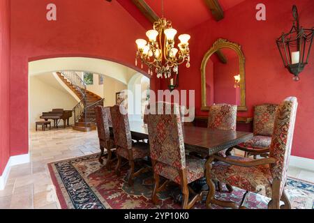 Salle à manger élégante avec des couleurs riches et un décor classique dans une maison historique Banque D'Images